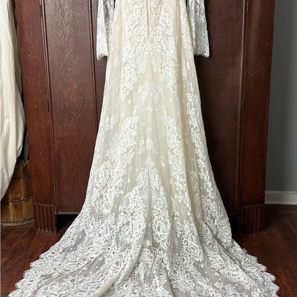 Elegant Lace Wedding Dress